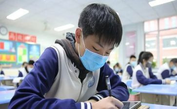 写初中语文老师的作文600字6篇